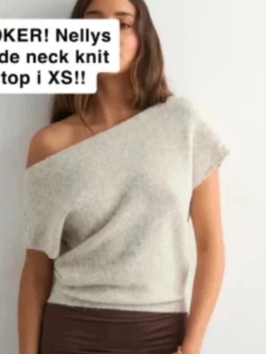 Ljusgrå offshoulder stickad topp Nelly - Trendig ljusgrå stickad topp från Nelly med offshoulder-design. Toppen har en avslappnad passform och är perfekt för dig som gillar en stilren och modern look. Mjuk och skön att bära.