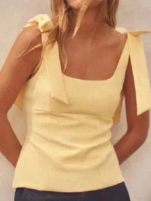 Gul topp Zara  - Jätte fin gul sommrig topp, stolek L men passar som M. Säljer då den sitter lite fel på just mig ❣️