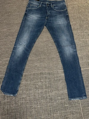 Dondup ”Icon” Regular Fit - Säljer dessa feta dondup icon Jeans i väldigt fint skick , använda bara ett fåtal gånger. Storlek 30. Nypris ligger på ca 3000, mitt pris = 1299