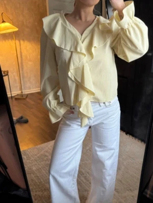 Gul fin blus  - Köpt i Spanien för cirka 500/600 kr 