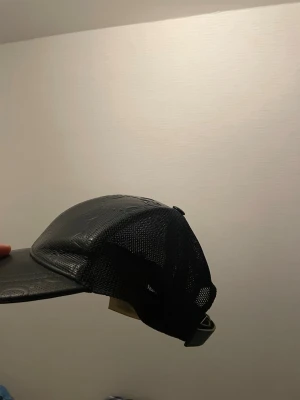 Säljer sällsynt Gucci keps  - Säljer denna svarta Gucci keps väldigt sällsynt. Den är rätt använd där av priset. Priset är heller inte hugget i sten. 