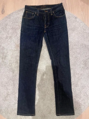 Nudie Jeans Dry Navy Grim Tim - Säljer nu dessa riktigt schyssta Nudie jeansen, modellen är Grim Tim & sitter slimfit, storleken på dessa är W30 & L34, nypris på dessa jeansen ligger på 1600, vi säljer dem nu för 649, vid fler frågor kring mer bilder eller liknande är det bara att höra av sig / AC Fashion 🤝