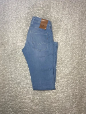 Ljusblåa Replay Anbass jeans - Skick 9,5/10, nästan oanvända. | Storlek W28 L32| Modell Anbass vilket är slimfit!