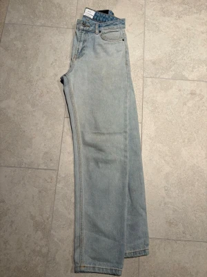 Ljusblå raka jeans från Grunt - Säljer ett par ljusblå jeans från Grunt i ekologisk bomull. Jeansen har klassisk femficksdesign, raka ben och normal passform. Perfekta till en avslappnad stil och lätta att matcha med olika plagg.