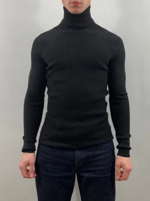 Corneliani Neck Warmer - Högkvalitativ Neck Warmer från Corneliani | 100% merinoull | Size 52 men passar M | Modellen är 175 cm och väger 70 kg | Nypris: ca 4000 | Tveka inte att kontakta mig vid frågor😁