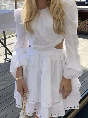 Vit klänning - Vit klänning med öppen rygg. Storlek XS. Perfekt till studenten!