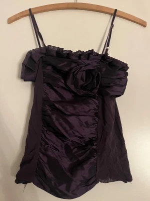 Lila fest topp  - Jätte fin topp köpt secondhand. Har en ros framtill. Pris kan absolut diskuteras