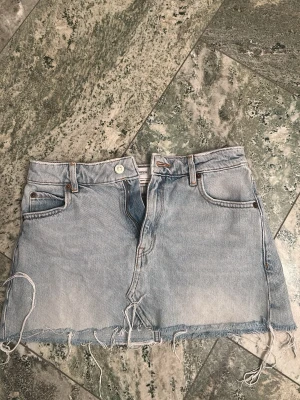 Ljusblå jeanskjol från mango  - Säljer en ljusblå jeanskjol från mango i storlek xs. Bra skick.