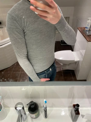 Uniqlo tröja - Säljer denna uniqlo tröja eftersom den ej kommer till andvändning | storlek XS | skick 9/10 | pris 249kr | priset är ej hugget i sten.