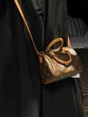 Louis Vuitton monogram handväska - Klassisk brun handväska från Louis Vuitton med ikoniskt monogrammönster och detaljer i ljusbrunt skinn. Väskan har både handtag och axelrem samt dragkedja upptill. Perfekt för dig som gillar tidlös design och lyxiga accessoarer. Box och dustbag medföljer. Som ny! Öppen för prisförslag!