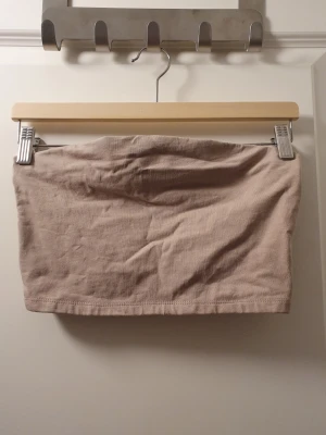 Beige tubtopp  - Beige tubtopp i strl L /Xl men mer som en M /L🌸