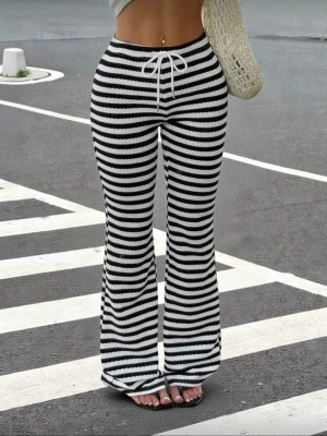 Randiga mjukisbyxof - Säljer ett par svartvit randiga mjukisbyxor i väldigt skönt material. Byxorna är aldrig använda!! Längd - 99cm 