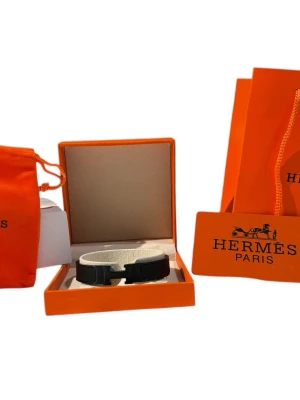 H armband - Jätte exklusivt H armband i mattsvart.