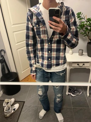 Hollister overshirt - Hej, denna hollister overshirt. Storlek står XL men passar mer som en S/M. Killen i bilden är 190 cm lång. Vid frågor är det bara att ställa 