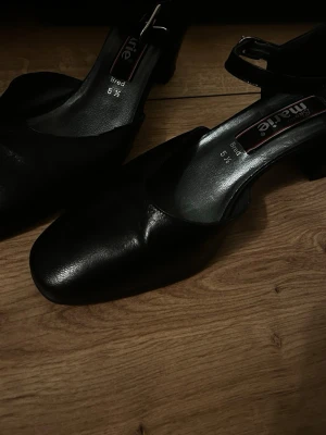 Svarta pumps med klack - Stilrena svarta klackskor från Marie. De ör i storlek 5 1/2 och passar storlek 38-39. Perfekta för dig som gillar klassiska och tidlösa skor.