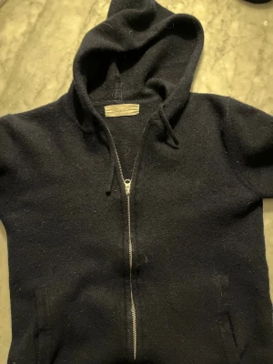 Mörkblå cashmere hoodie från Sayless - Mysig mörkblå hoodie från Sayless i mjuk cashmere. Tröjan har dragkedja framtill, två fickor och en stor huva med dragsko. Perfekt för dig som vill ha en stilren och bekväm hoodie med exklusiv känsla. Den är i storlek xs passar runt 160/165. Pris kan diskuteras vid snabb affär! Kostar 900 ny!