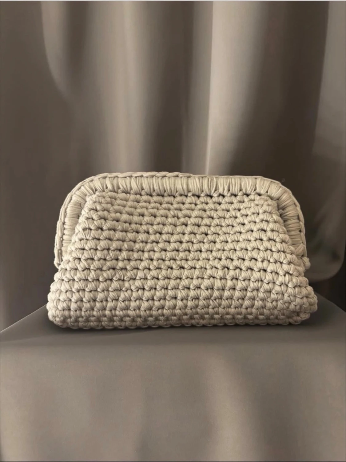 Grå virkad clutchbag