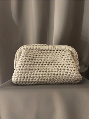 Grå virkad clutchbag  - Handgjord virkad grå clutchbag. 