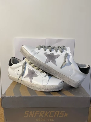 Golden Goose Sneakers - Exklusiva Golden Goose i toppkvalitet. 🔥Samma känsla och design med perfekt passform och lyxig känsla. Skorna finns i lager och skickas direkt med snabb leverans.                                              Begränsat antal – först till kvarn ✅   