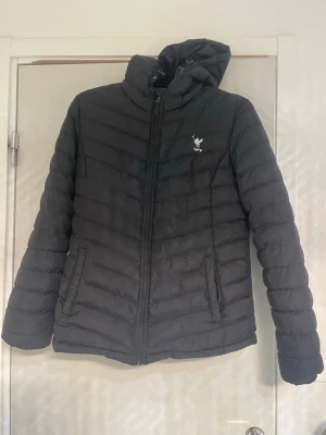 Svart dunjacka med huva - En snygg och ser ny ut jacka från vinson polo club och den är äkta 