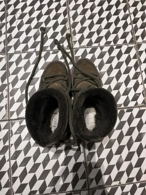 Khaki  INUIKII - Säljer ett par begagnade boots från INUIKII i khaki. Väldigt bra skick. fåtal markeringar. Väldigt omhändertagana. Små rynkor längst fram annars inget märkvärdigt alls. Stl 37. 