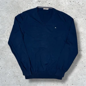 J. Lindeberg tröja - Marinblå tröja från J. Lindeberg som är gjord av Kashmir och bomull | storlek M | skick: 8/10, lite nopprig | Hör av er vid frågor, priset kan diskuteras vid snabb affär 🙌 