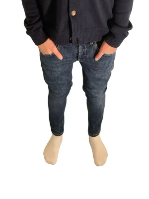 Dondup George  - Dondup George jeans i mörkblått, i storlek 30. Perfekt för en snygga look!!!