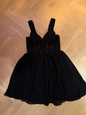 Little black dress  - Jätte fin klänning från H&M. Perfekt att ha i garderoben som en ”little black dress”. Storlek 38/passar även 36. Övre delen korsett. Använd 1 gång 