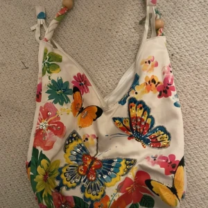 Färgglad väska - Färgglad väska som aldrig är använd, köpt i Spanien men kommer inte ihåg vad butiken hette. Den har paljetter på sig⭐️