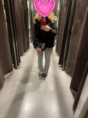 Gråa jeans  - Säljer dessa super sköna jeans från Gina🫰🏼