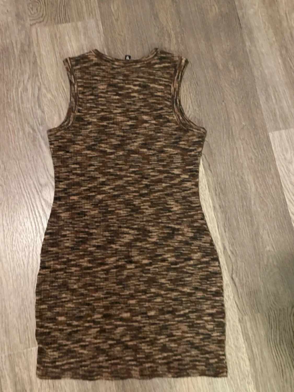 Brunmönstrad ärmlös miniklänning H&M