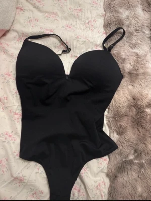 Push up body - Säljer den populära push up bodyn från hm i storlek S.