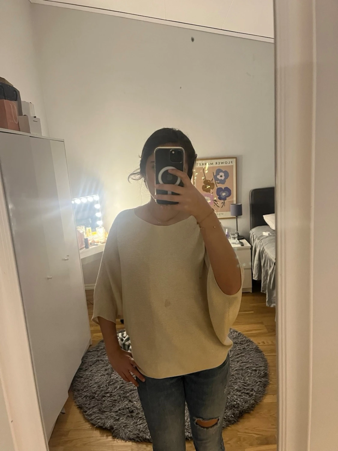 Söt crème vit tröja