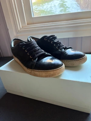 Schysstare lanvin i bra skick  - Ett par riktigt feta lanvins i storlek 43 passar även 44, säljer då dem inte används. Dem är bra skick har dock tecken på använd. Skriv vid minsta fundering självklart äkta som ni ser på bild 4 box och dustbag kommer med. Priset är inte hugget i sten 