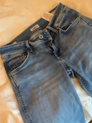 Blå low bootcut jeans från Pepe Jeans  - Säljer eftersom de är lite för stora på mig, ny skick bara använt en eller två gånger