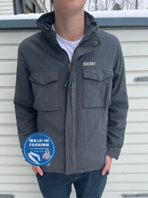 Woolrich fieldjacket - Tja! Säljer nu denna sjukt snygga fieldjacket från woolrich. Nypris ligger runt 4500kr men säljs nu för 1099kr. Skick 8.5/10 toppskick utan synliga defekter!. Modellen är 185 men passar allt mellan 175-187. Storlek S men passar mer m. Hör av er vid funderingar!