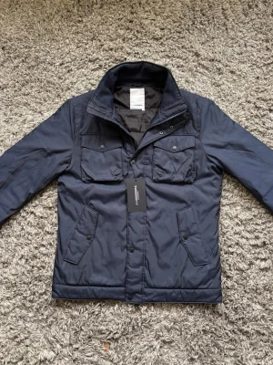 J Lindeberg field jacket - Säljer denna riktigt feta j Lindeberg field jacketen!⭐️Skick : NYSKICK🙌Storlek S passar S!⭐️NYPRIS = 4000kr! Hör gärna av er om ni har funderingar!👍OBS! Etikett medföljer ej!