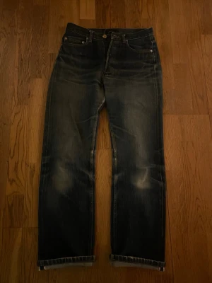 A.P.C Selvedge Jeans - Ett par selvedge jeans, dryclean men riktigt bra fade / väldigt bra skick Mått: Längd:101cm Midja: 36 cm