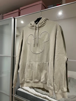 Grön hoodie - Inte tvättad så mycket utan fortfarande mjuk! Prisförslag accepteras✨