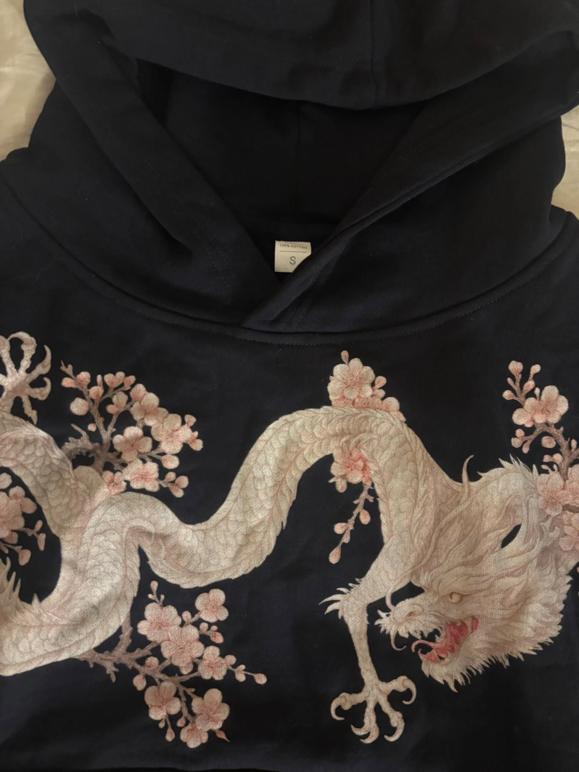 Svart hoodie med drakbrodyr - 1