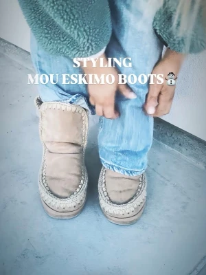 Mou Eskimo boots i mocka - Bruna Mou Eskimo boots i mjuk mocka med beige virkade detaljer runt kanterna. Storlek 39, köpta för 1 månad sen och är i nytt skick!!💗💗