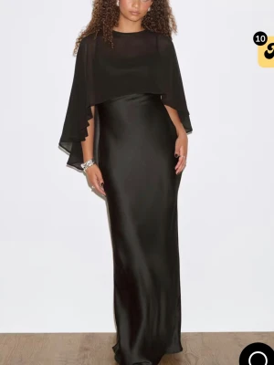 Svart långklänning - Elegant svart långklänning från Gina tricot. Är slutsåld på hemsidan. Den är helt oanvänd med prislapp kvar. Storlek 34.