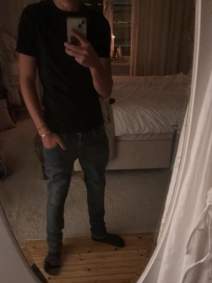 Blå nudie slim jeans med klassisk passform - Snygga blå nudie jeans med slim passform och klassisk femficksdesign. Jeansen har en lätt tvättad look och smalare ben, perfekta för en stilren vardagsoutfit. Tillverkade i mjukt jeanstyg för skön känsla.