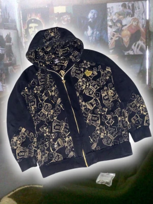 Vokal Hoodie - As fet vokal hoodie som liknar Southpole. Längd 71, bredd 61. Står L men passar som XL. Bra skick förutom liten skavank(sista bilden). 