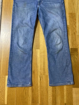Blå  jeans från Gant Unisex - Klassiska blå jeans från Gant med rak passform och fem fickor. Jeansen har normal midja. har Gant-logga broderad på myntfickan. St: 142/152