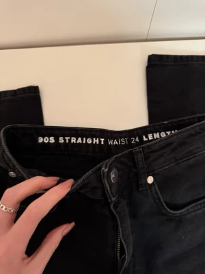 Svarta 90s straight jeans - Säljer ett par svarta 90s straight jeans med klassisk femficksdesign och hög midja. Jeansen har raka ben och stängs med knapp och dragkedja. Perfekta för en avslappnad och trendig look. Storlek 24/32 och lite lite korta på mig som är 175cm🙏🏼