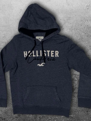 Hollister hoodie S - En fet hoodie från hollister i storlek S. Färg blå. Bra skick! 😀