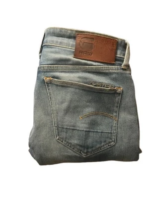 G-Star RAW blå jeans - Snygga blå jeans från G-Star RAW med klassisk femficksdesign. Jeansen har en normal passform och är tillverkade i robust denim av bomull. Perfekta för dig som gillar en avslappnad och trendig stil. Riktigt schysta fades, om det finns några frågor skicka gärna ett meddelande om det finns några forgor eller om mer bilder behövs. Priset är ej hugget i sten. Storleken är W28 L32