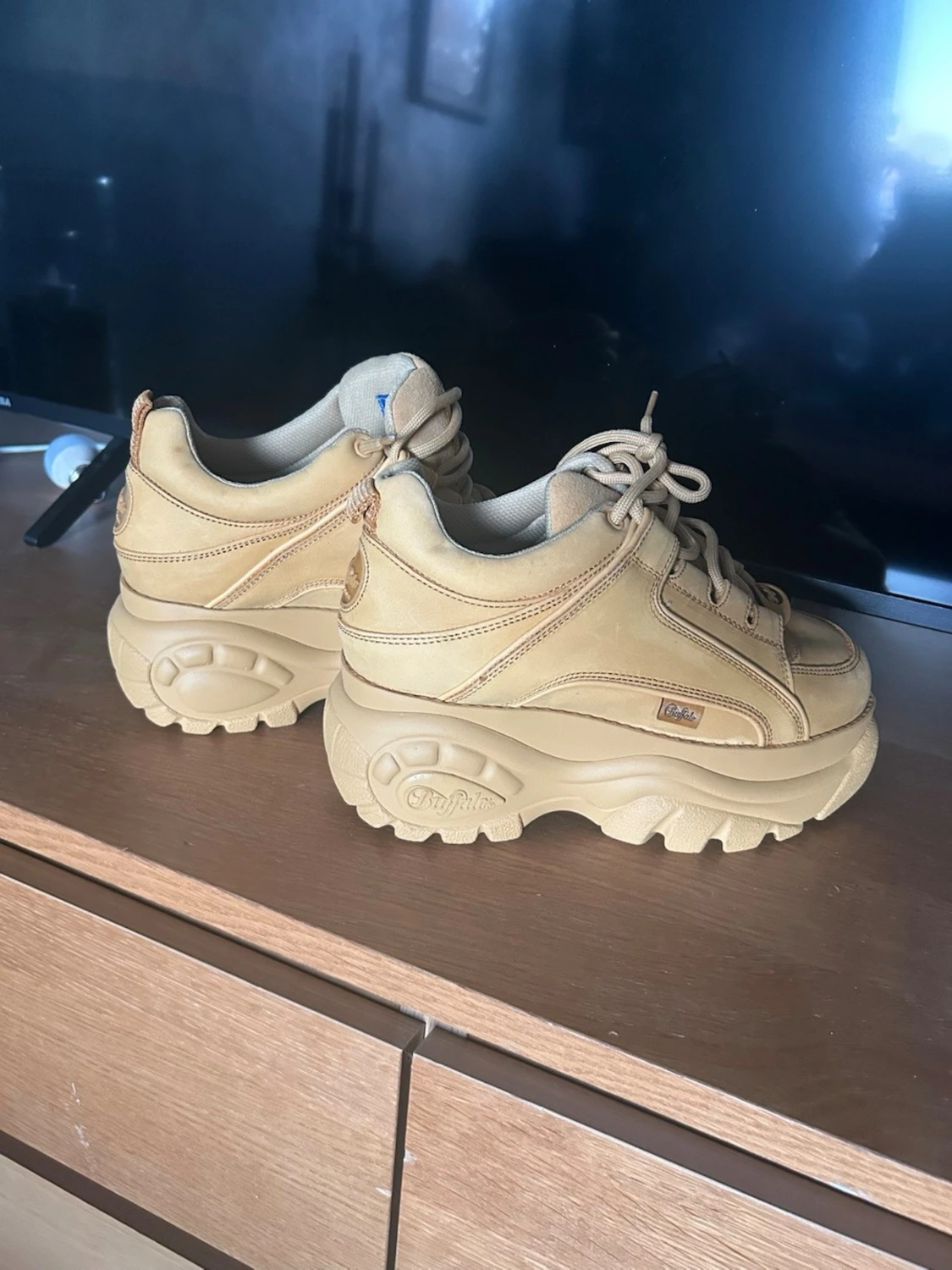 Beige Buffalo sneakers med platåsula