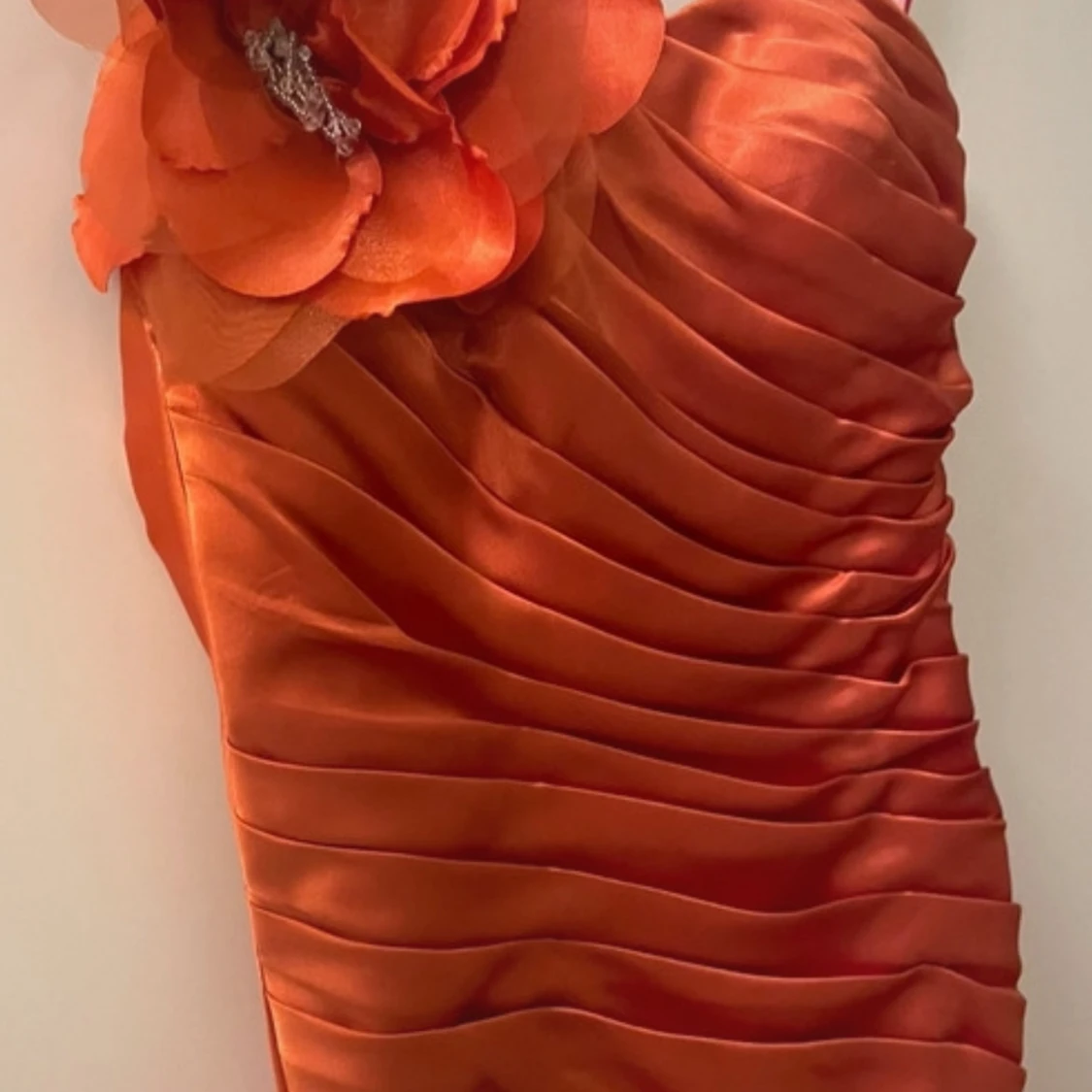 Lång orange balklänning med blomdetalj - 2